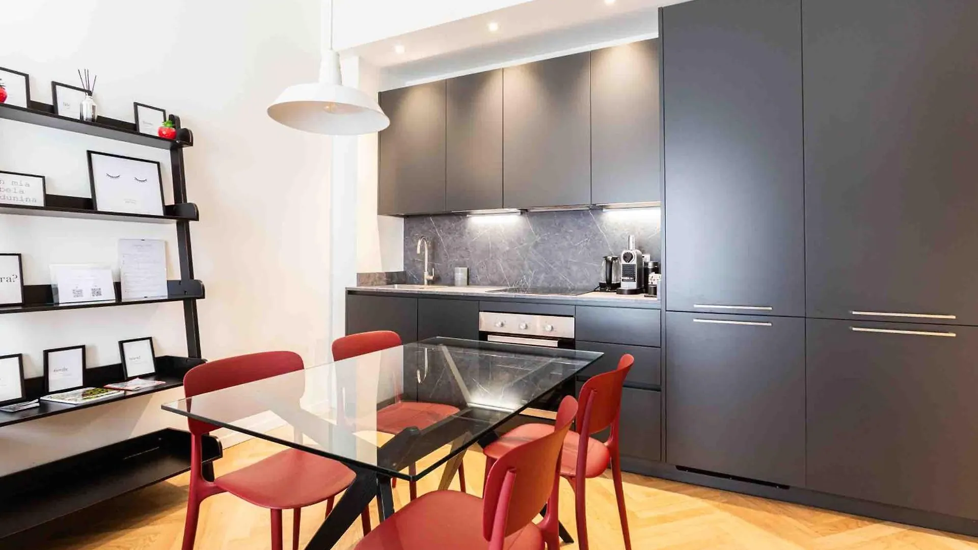 Cute And Central Duomo Apartment - Red Μιλάνο 0*,